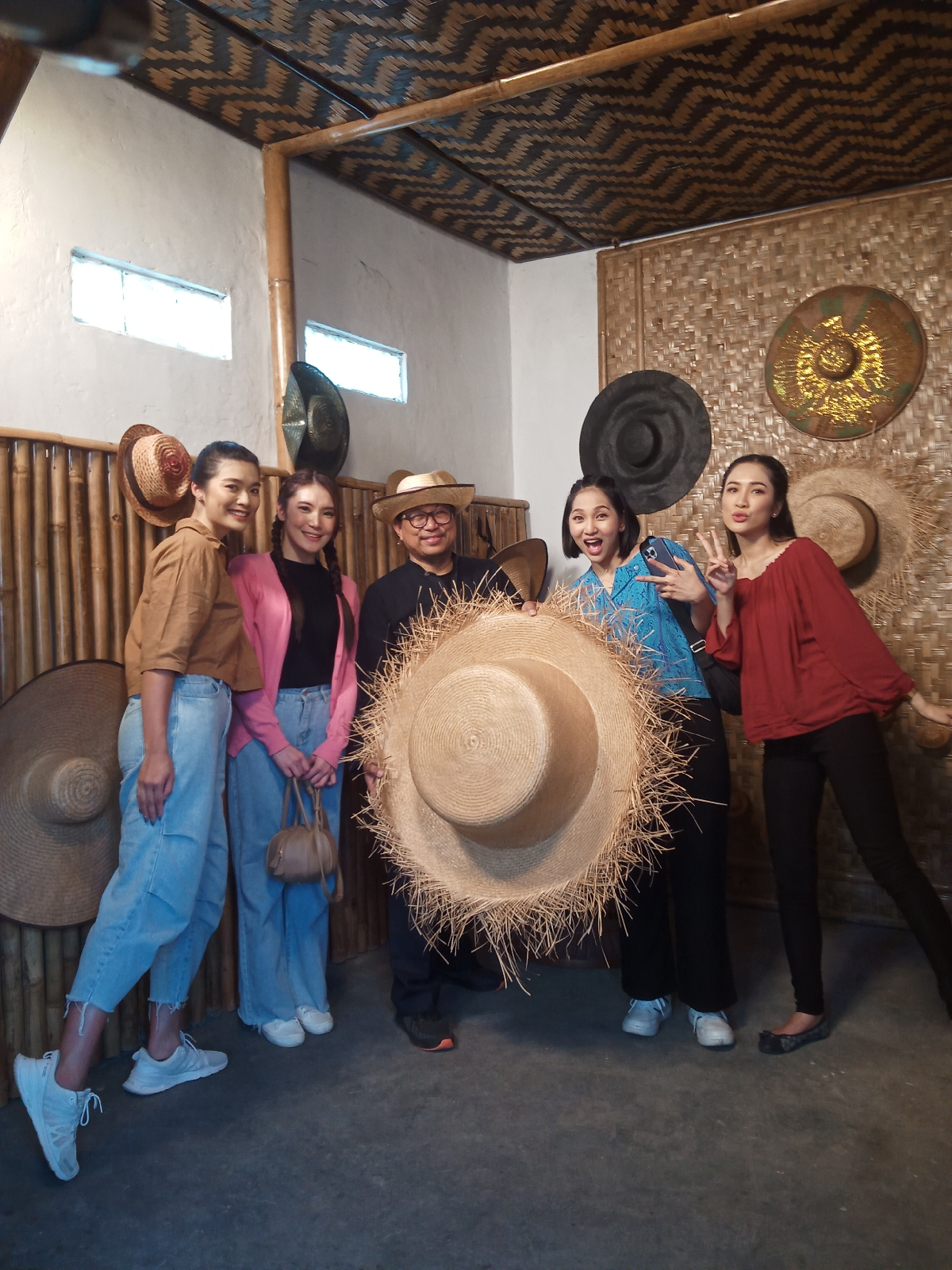 Miss Indonesia Berkunjung ke Museum Topi Bambu ICHE